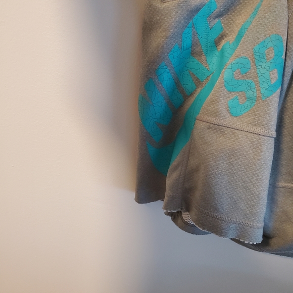 Nike Skateboarding men's board shorts with graphic detail size Small - Picture 4 of 6